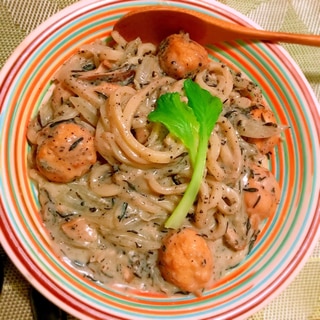 鶏団子とひじきと蕎麦米の黒胡麻豆乳蕎麦クリーム饂飩